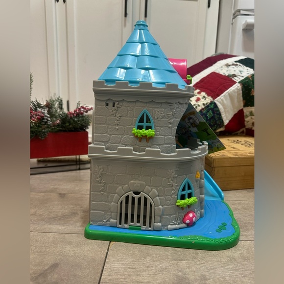 New Li'l Woodzeez Royal Series Castle & Furniture Dollhouse Playset - Picture 3 of 13